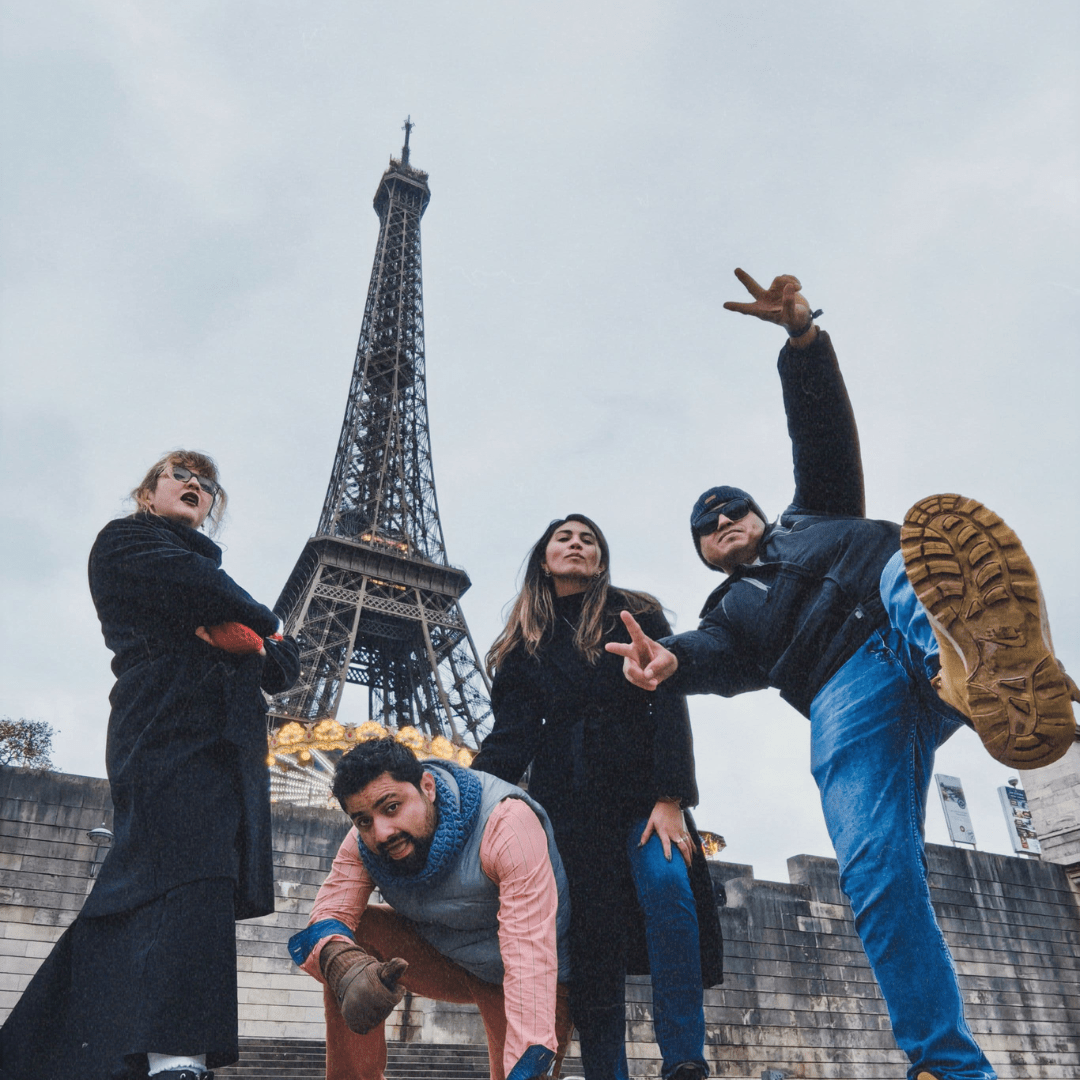 paris photo group young people in front of louvre