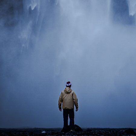foto hombre cascadas de islandia