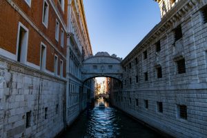 foto venecia puente de los suspiros obscuro